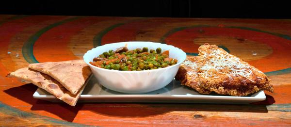 Sniţel de pui in crustă de Crispy, cu măncare de mazăre cu ciuperci mix de padure + foccacia 